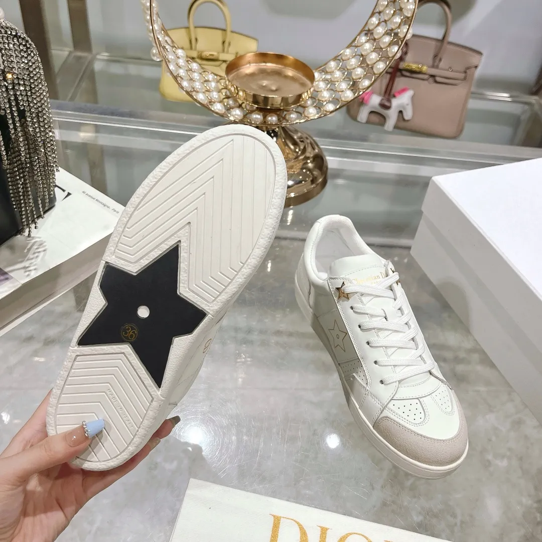 👟👟Ex-factory price 560👟👟Dior2024 new white shoes, Dior Dior Star women's sports shoes, very light summer white shoes. The upper is carefully made of imported suede, decorated with tonal suede panels, metal stars decorate the lace eyelets, and breathable mesh inside. The upper is punched and designed not to stuffy the feet. It is equipped with Christian Dior logo and thin soles. The thick sole is suitable for all seasons! Size: 35-41 (40 and 41 are customized and cannot be returned or exchanged)